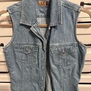 vintage Ann Taylor fitted denim vest. Denim is soft, nice detail. size S